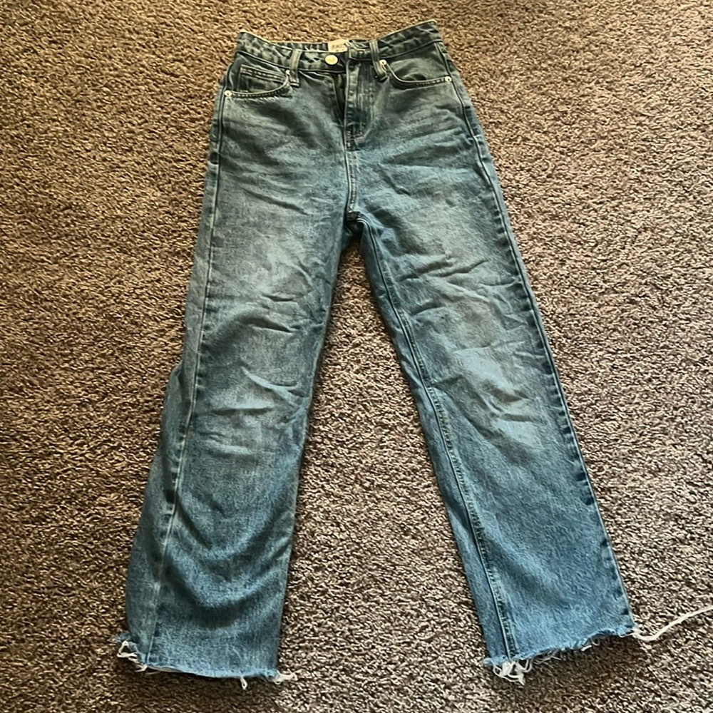 High rise and Straight Leg Jeans • Light Wash